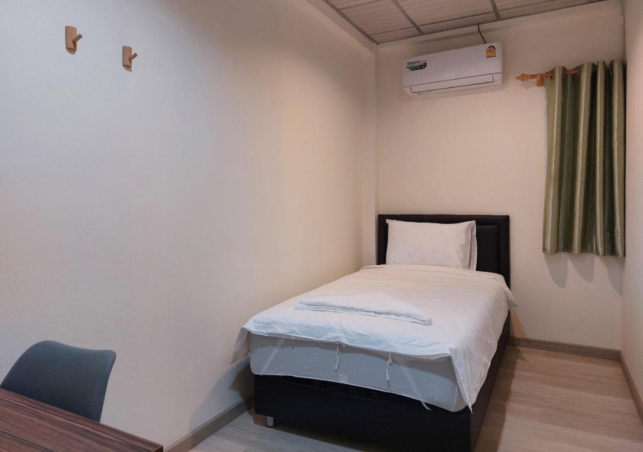 Chaiwat Hostel Bangkok Exterior photo